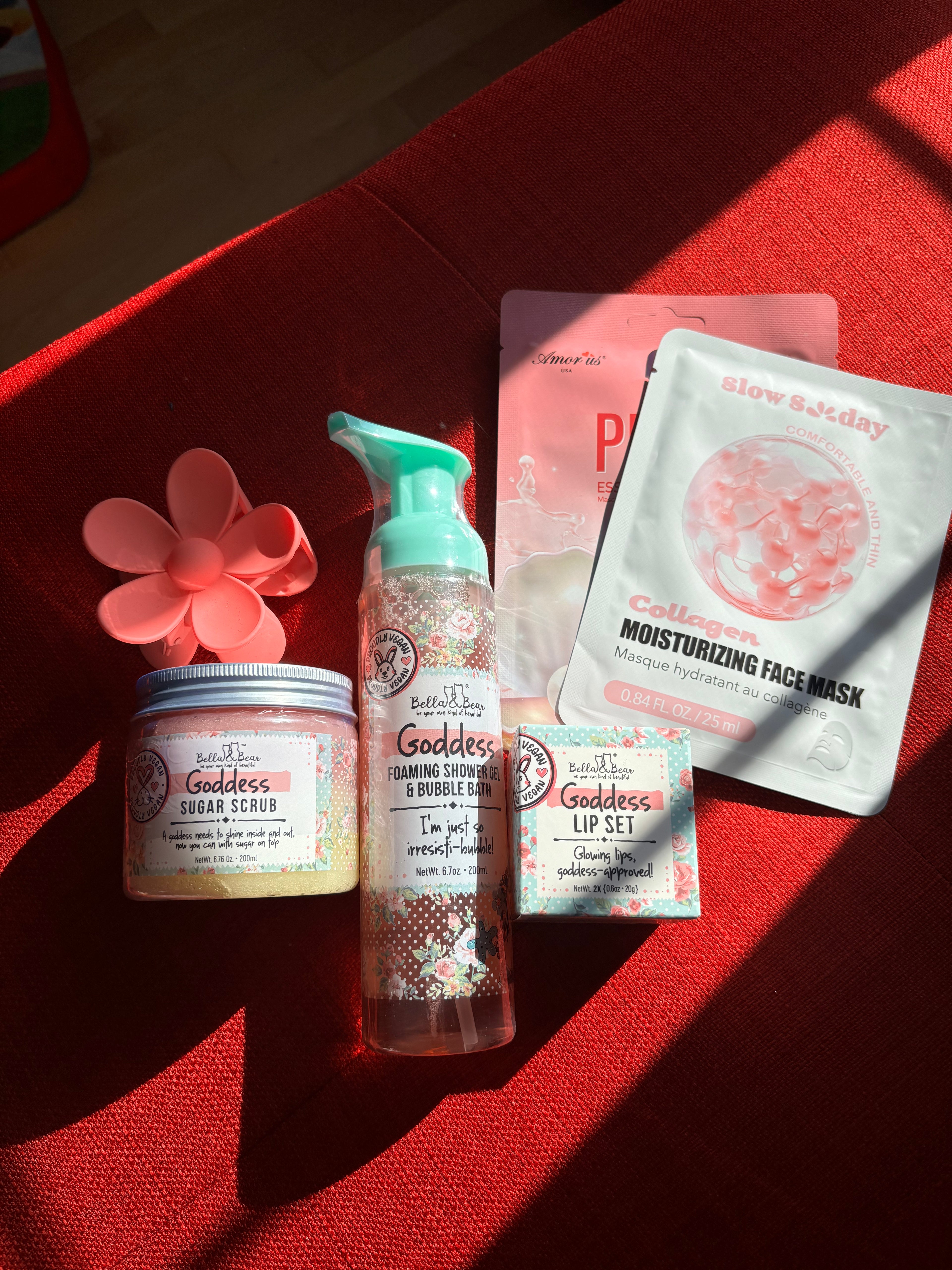 Produits de beauté dans le scoop mystère TrisMae", "Exemples de maquillage et soins inclus", etc.
