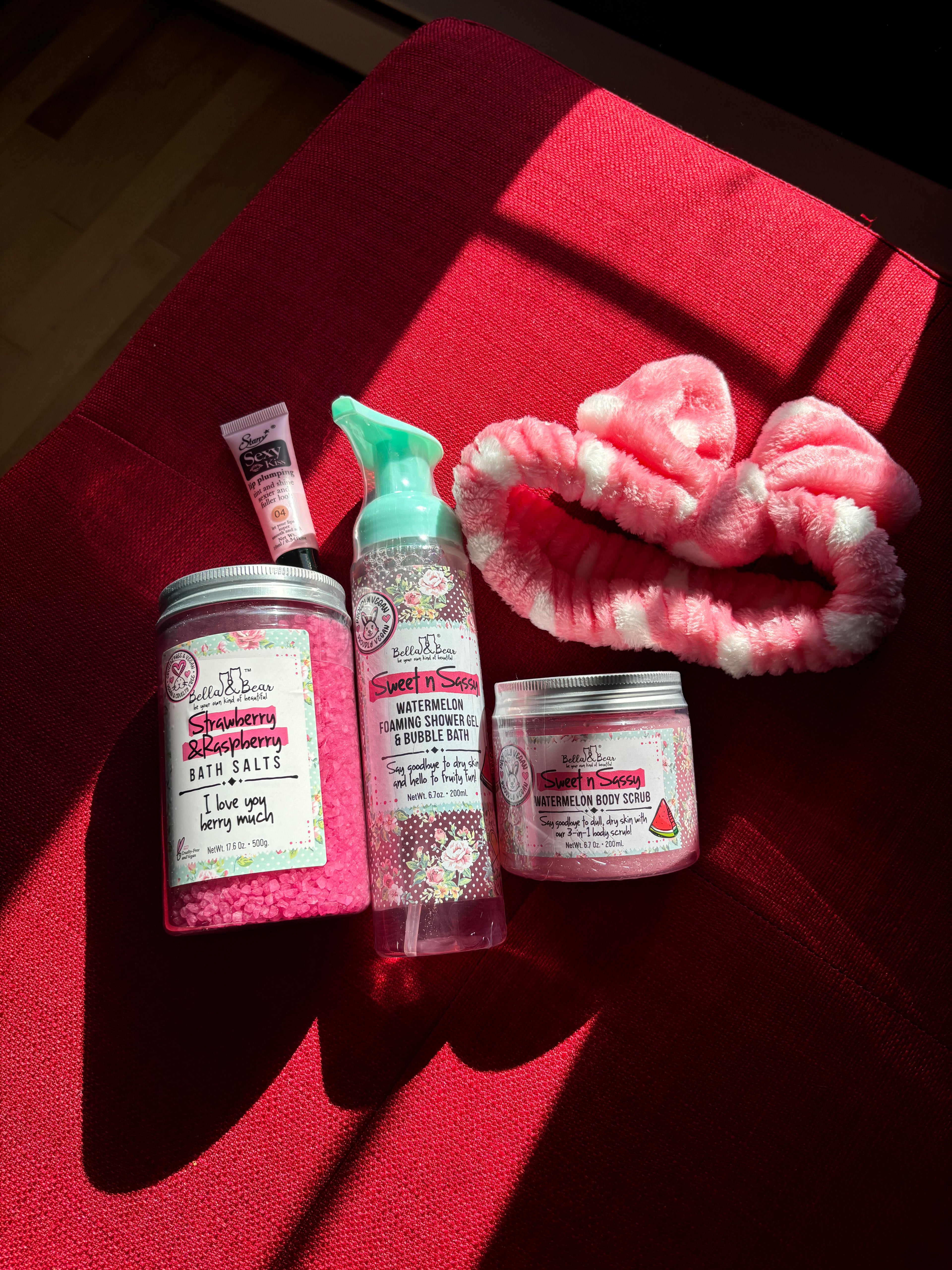 Produits de beauté dans le scoop mystère TrisMae", "Exemples de maquillage et soins inclus", etc.