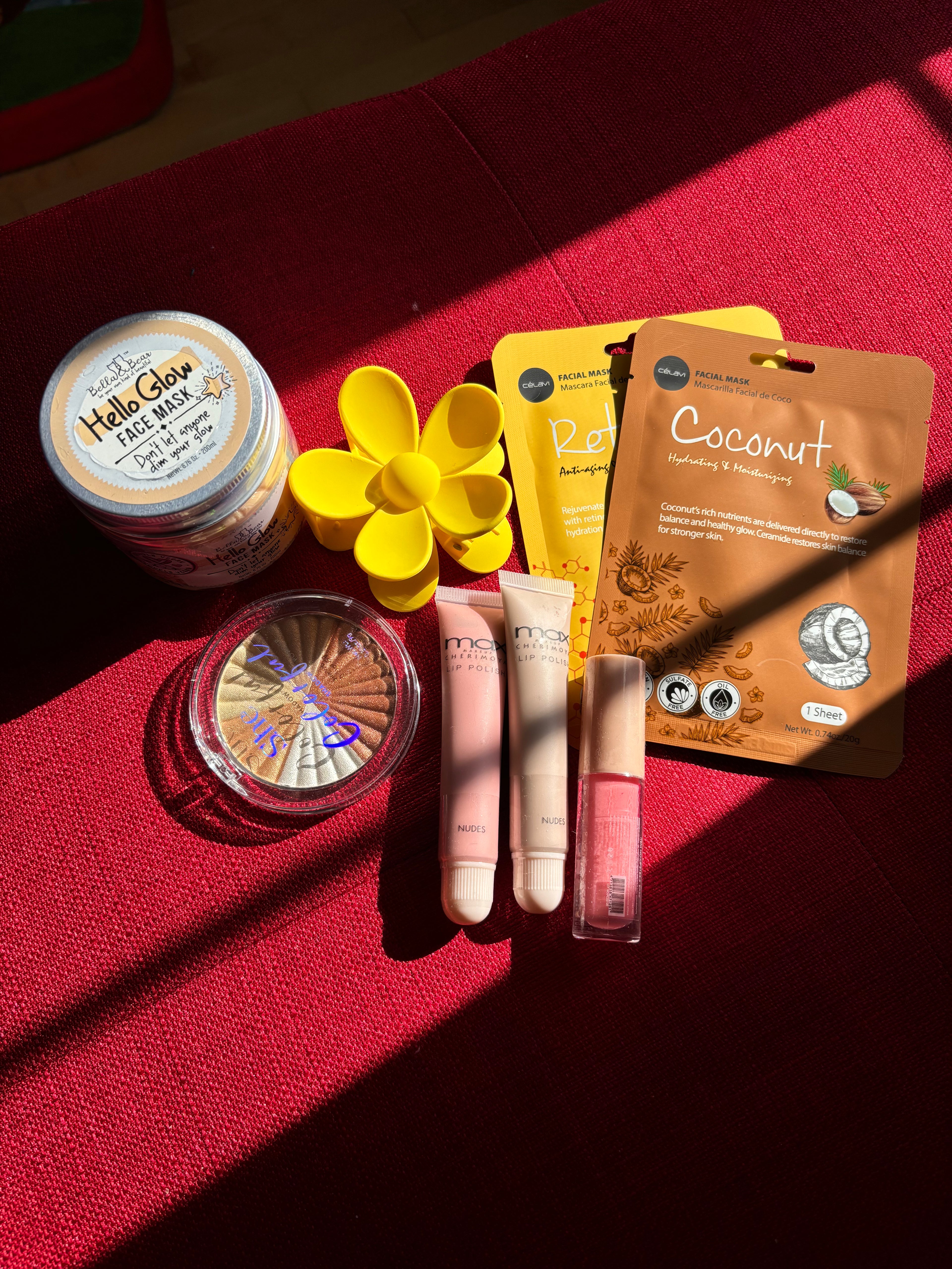 Produits de beauté dans le scoop mystère TrisMae", "Exemples de maquillage et soins inclus", etc.