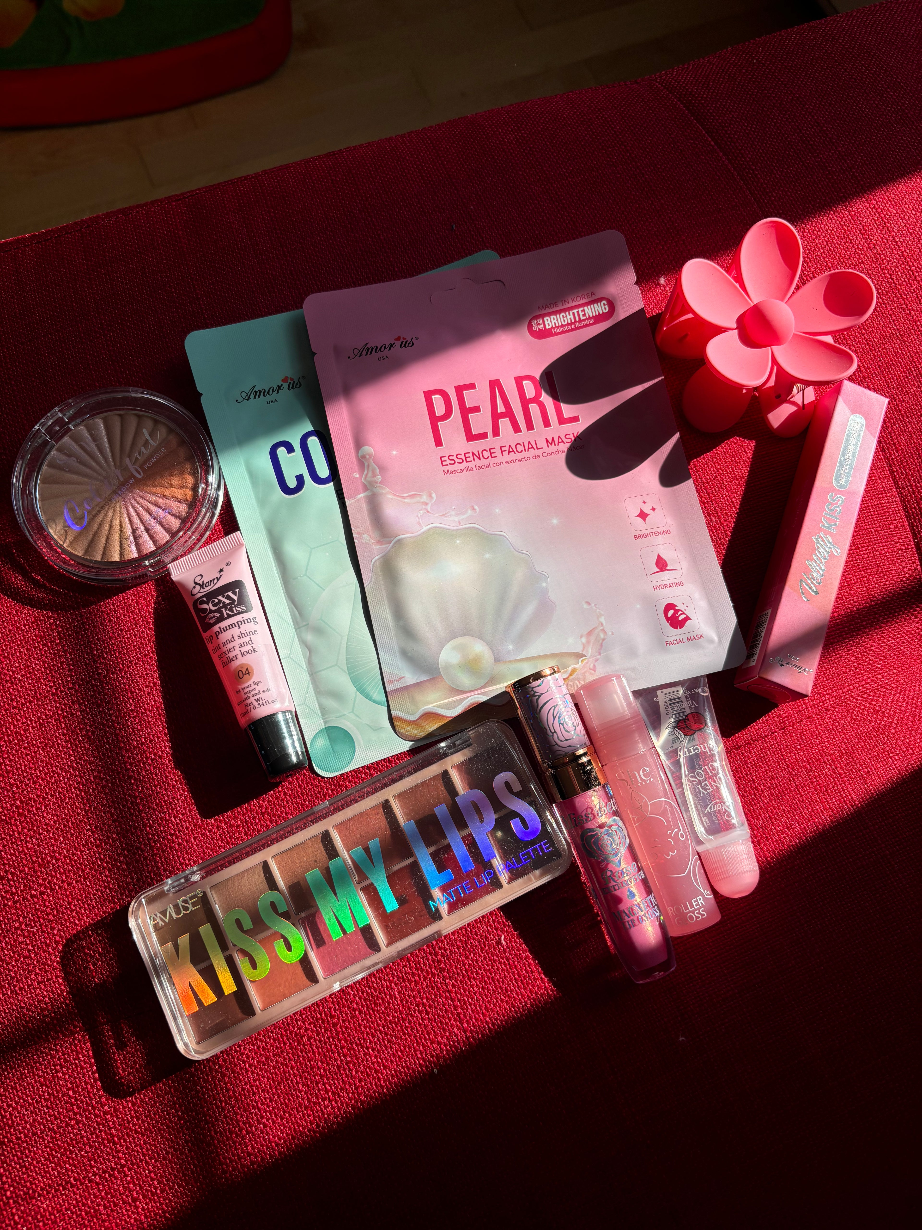 Produits de beauté dans le scoop mystère TrisMae", "Exemples de maquillage et soins inclus", etc.
