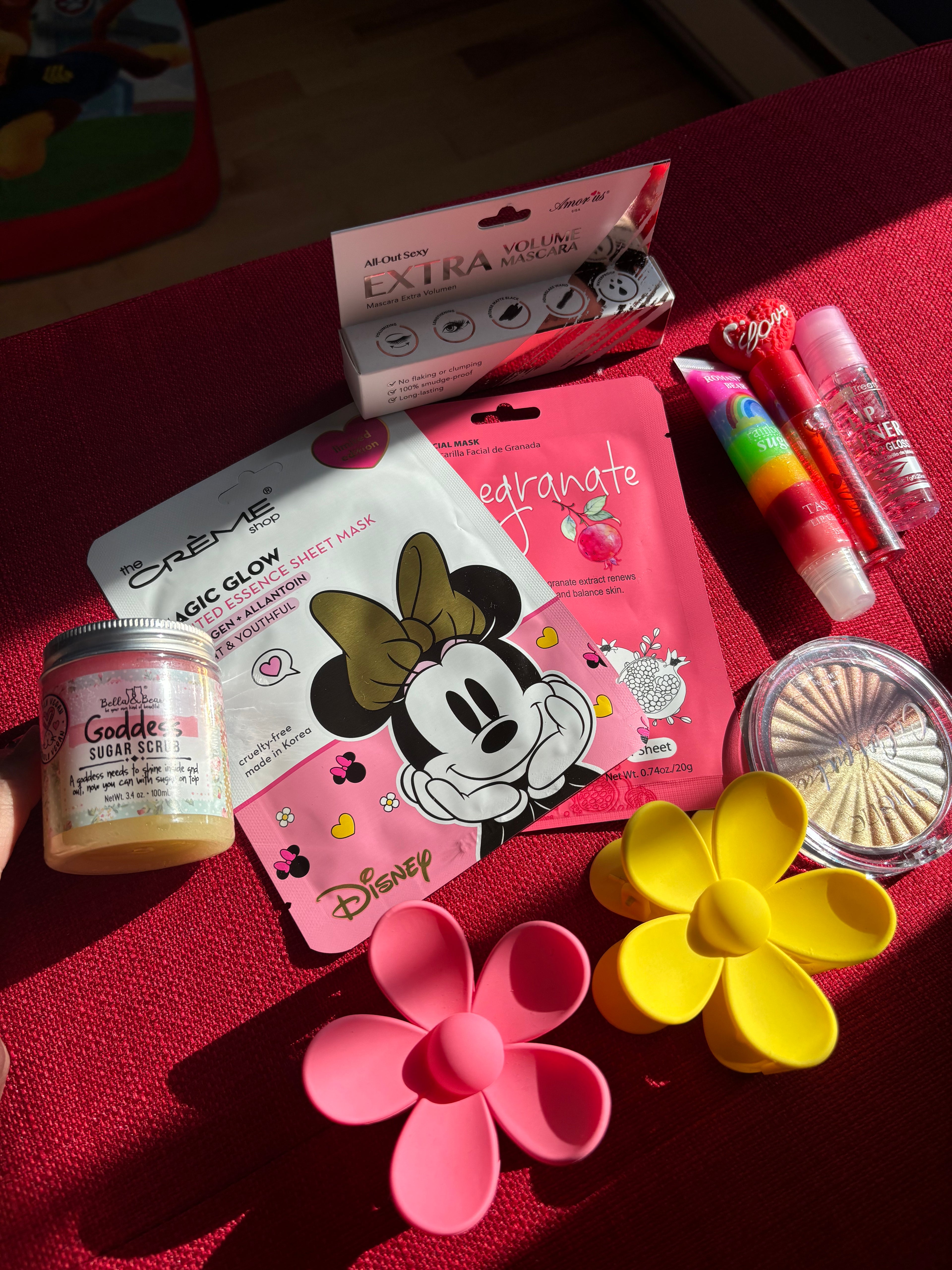 Produits de beauté dans le scoop mystère TrisMae", "Exemples de maquillage et soins inclus", etc.