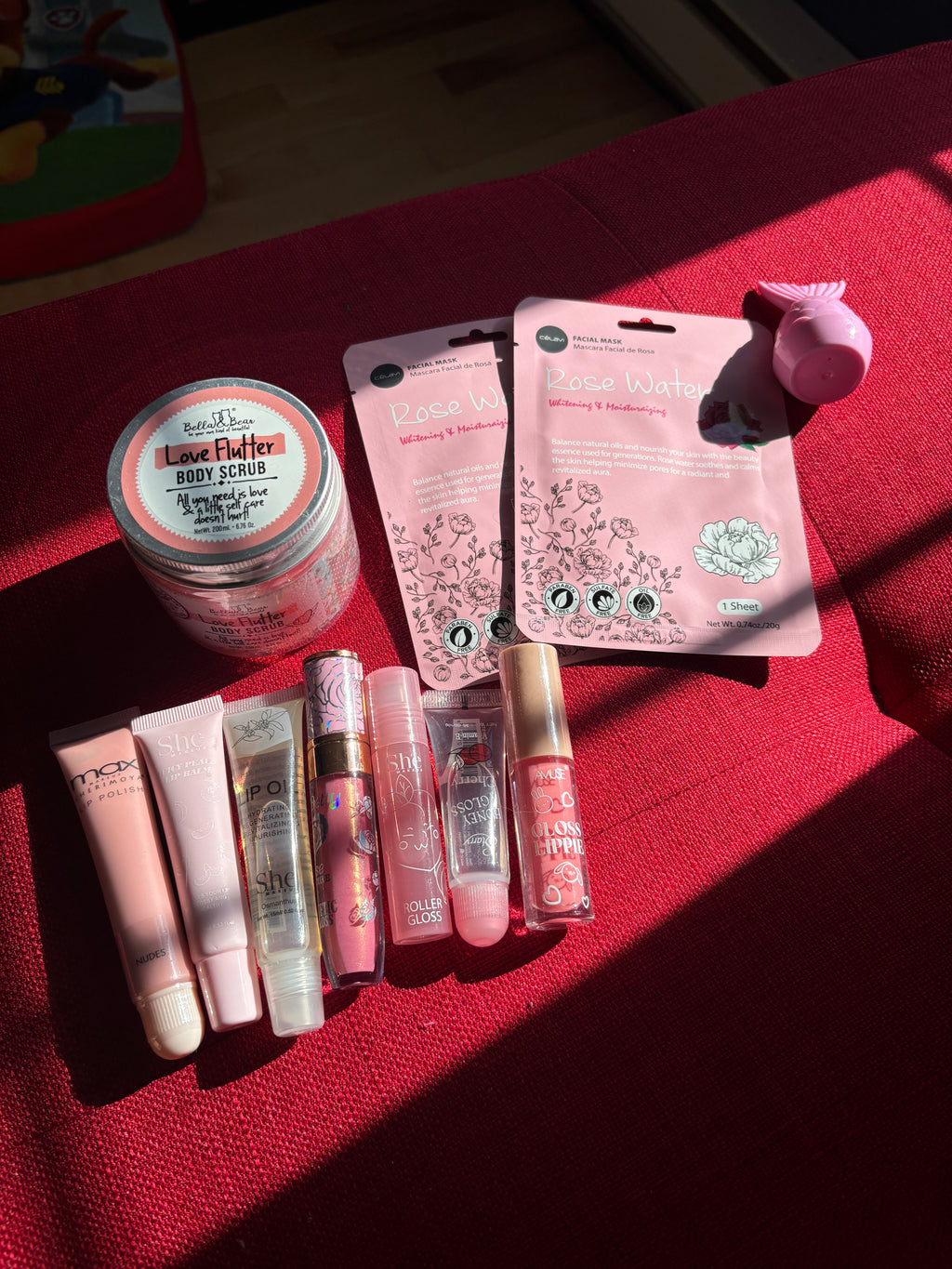 Produits de beauté dans le scoop mystère TrisMae", "Exemples de maquillage et soins inclus", etc.